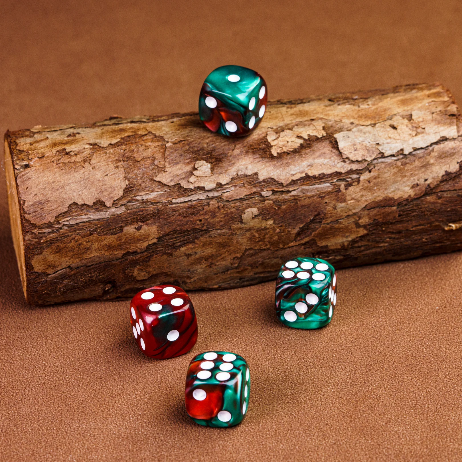 Mini D6, red & green